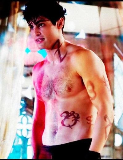 Read more about the article Matthew Daddario as Alec Lightwood-03